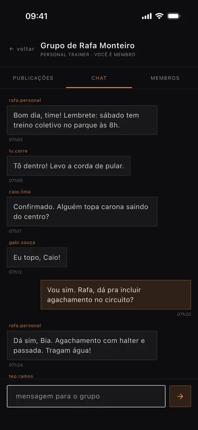 Chat do Grupo de Rafa Monteiro, personal trainer: alunos combinam o treino coletivo de sábado no parque e Rafa responde que vai incluir agachamento no circuito.